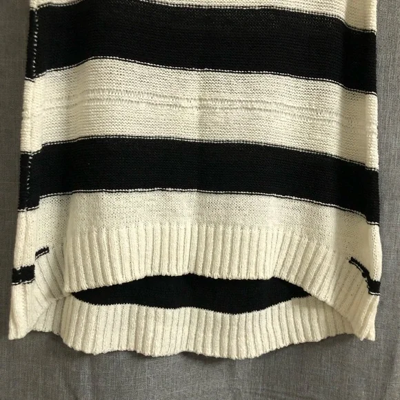 Cable & Gauge Striped Sleeveless Knit Sweater Tank - Picture 5 of 9